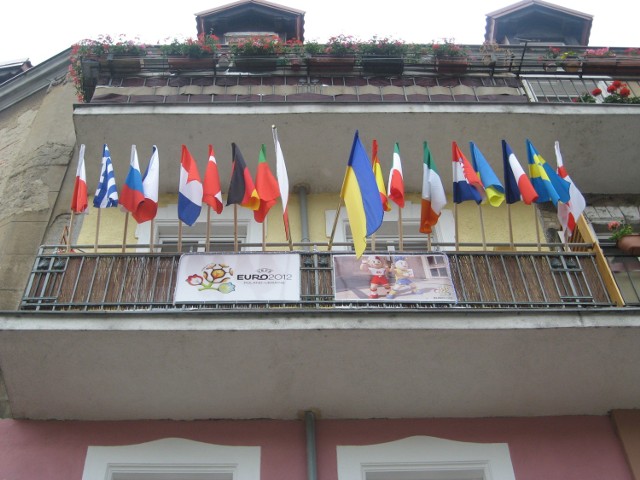 16 flag państw - uczestników Euro, do tego jeszcze dwie duże: polską i ukraińską wywiesił na balkonie kamienicy przy al. Konstytucji jeden z gorzowian.