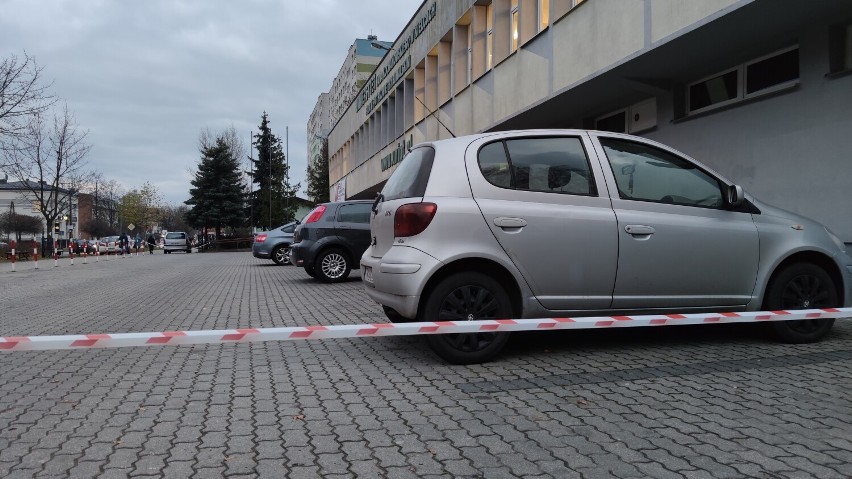 Zamknięto parking przed filią UJK w Piotrkowie. Teren...