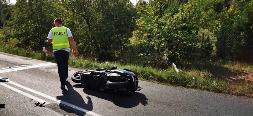 Motocyklista zginął w wypadku na drodze Sieradz-Brzeźnio (fot)