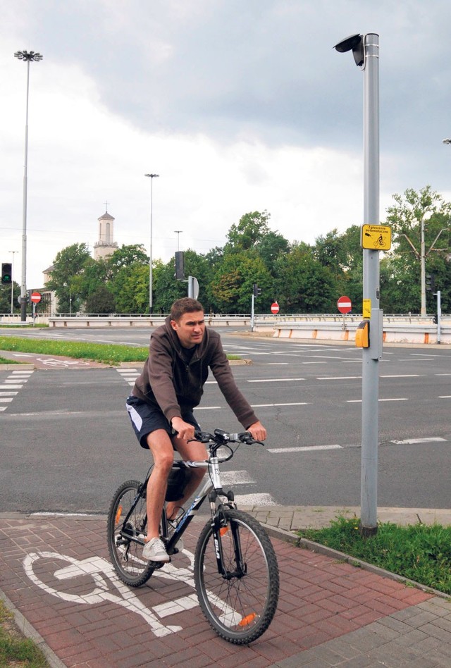 Gdy kamera "zauważy" rowerzystów, przesyła impuls do sygnalizatora, który zmienia światło na zielone.