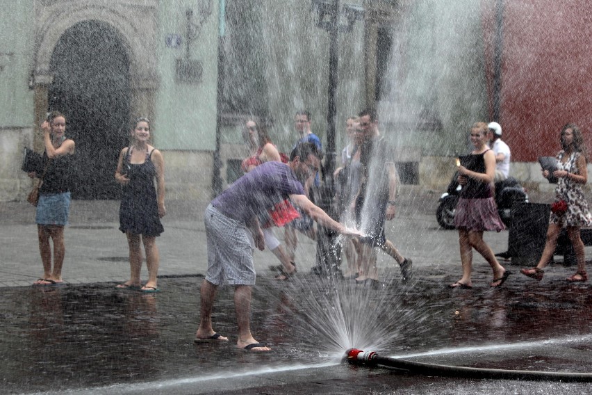 Kraków: mieszkańcy chłodzą się kurtynami wodnymi [ZDJĘCIA, VIDEO]