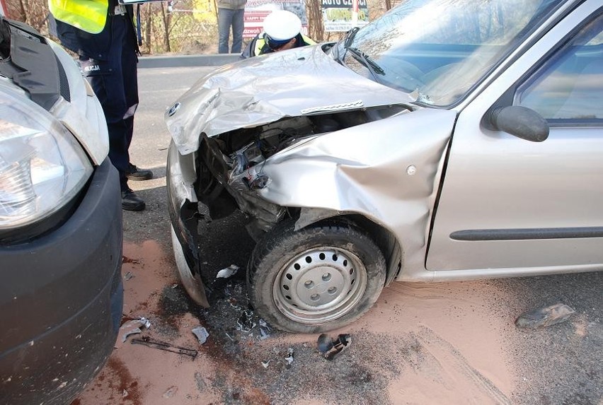Wypadek w Prabutach: Na ul. Wojska Polskiego zderzyły się dwa samochody [ZDJĘCIA]