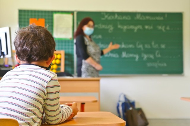 Na razie nauka hybrydowa ma objąć tylko najstarszych uczniów.