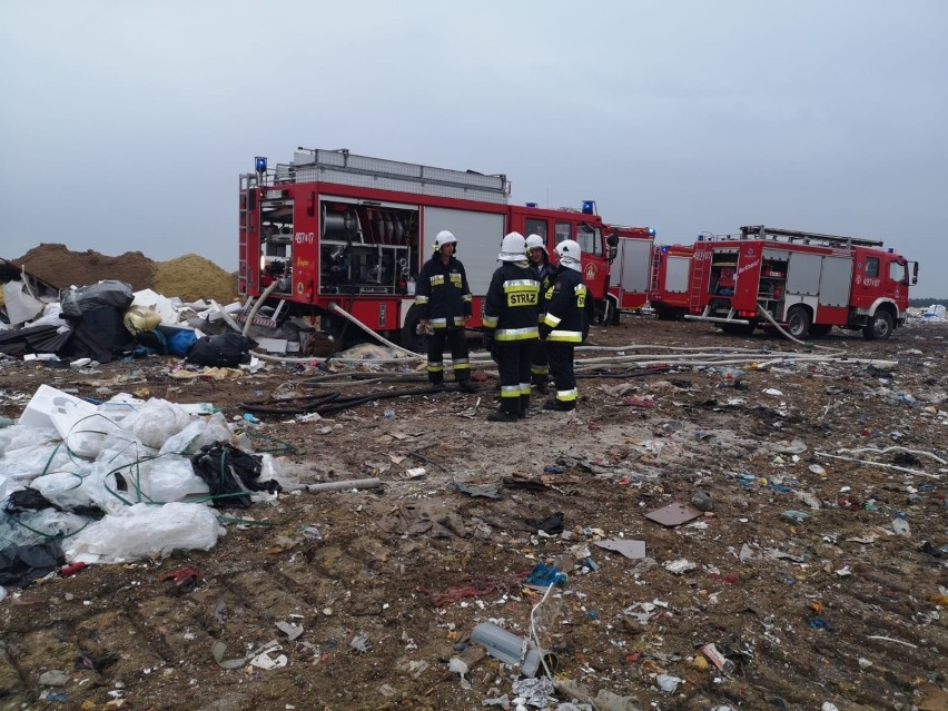 Pożar składowiska odpadów w Szymiszowie. 10 zastępów gasiło płomienie [ZDJĘCIA]