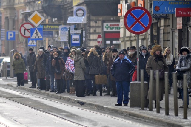 Ludzie na przystankach czekają, nie wiedząc o awarii. Jeżeli tramwaj się zepsuł, tracą bilet i muszą iść na piechotę