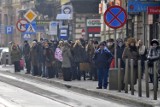Kraków: awarie komunikacji miejskiej paraliżują ruch. Pasażerowie marzną