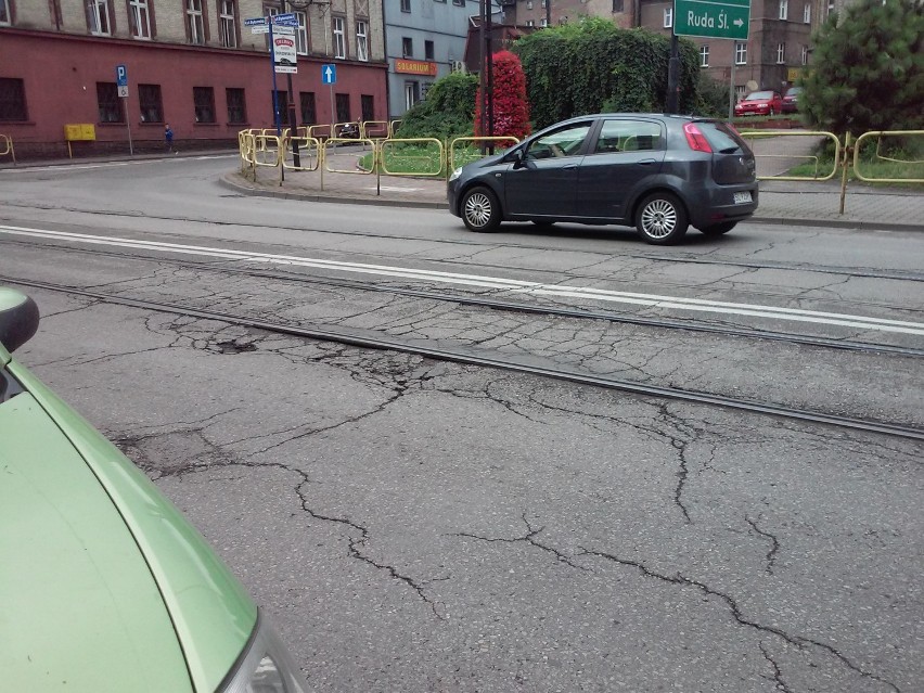 Asfalt przy torach tramwajowych na ul. Bytomskiej jest w fatalnym stanie. Czas na remont?