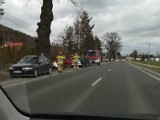 Wypadek na DK28 w Jaroszowicach. Ranny motorowerzysta