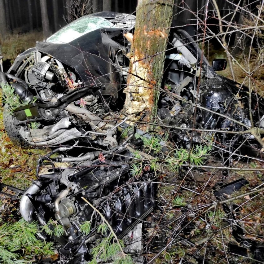 Wypadek w Czarnej Wsi. Pijany 16-latek rozbił auto na drzewie 