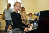 Dzień Otwarty 2023 w szkole muzycznej w Głogowie. W sobotę, 15 kwietnia placówkę odwiedziło wielu rodziców z dziećmi. Zdjęcia