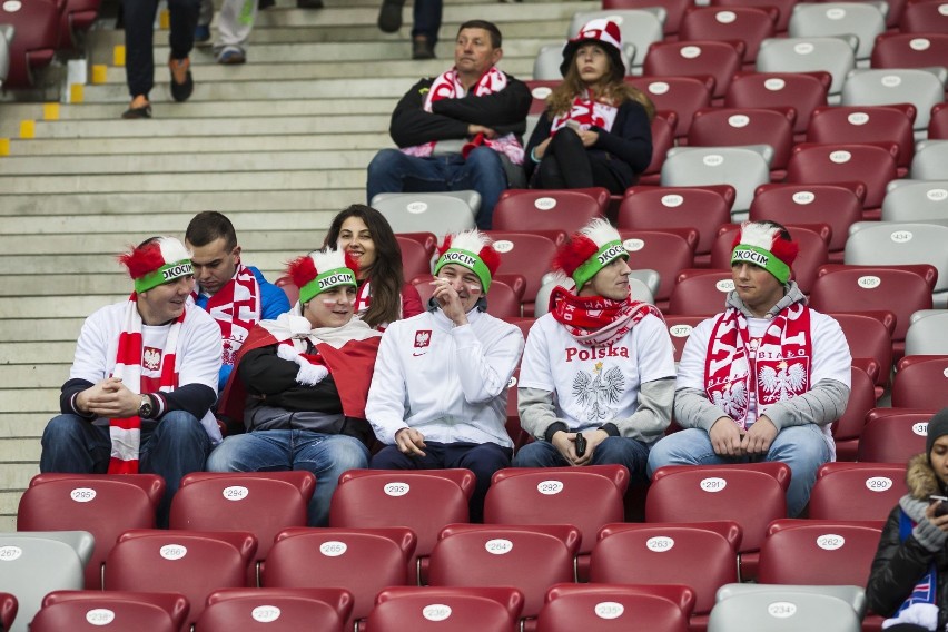 Kibice na meczu Polska-Islandia. Trzymamy kciuki za...