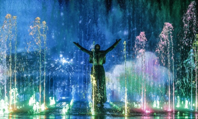 Tak nocą wygląda fontanna multimedialna w Rzeszowie. Jak będzie wyglądałą ta w Gorlicach? O tym czy powstanie, zdecydują mieszkańcy