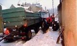 Wyrzysk - Na oblodzonym łuku traktor wjechał w dom