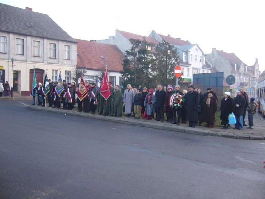 Poczet Sztandarowy harcerzy ZHP i młodzież z gimnazjum. Fot....