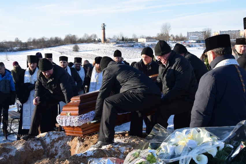 Wierni pożegnali ks. prot. Jarosława Maksimiuka. Spoczął na cmentarzu w Krynkach (zdjęcia)
