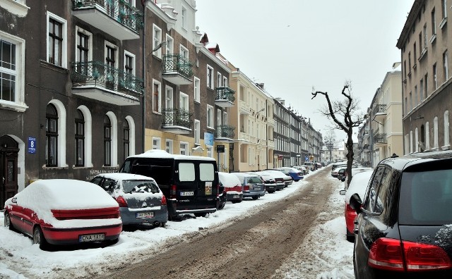 Takie wieści cieszą mieszkańców dzielnicy, którzy na remont generalny w ich okolicy czekają od lat. Dzielnicowi radni studzą jednak emocje i podkreślają, że zakres wykonanych prac będzie daleki od ich marzeń.

- Zwycięzcą przetargu na rewitalizację Dolnego Wrzeszcza zostało konsorcjum POL-DRÓG z ceną ofertową ok. 9 mln 694 tys. zł  - informuje Katarzyna Kaczmarek, rzecznik prasowy ZDiZ w Gdańsku. - Rewitalizacja obejmie ulice Wajdeloty - 543 metry, Grażyny - 56 m, Konrada Wallenroda - 40 m, Aldony - 36 m.
Rzecznik dodaje również, że umowa ze zwycięskim konsorcjum zostanie podpisana nie później niż do końca tego miesiąca, a pierwsze prace we Wrzeszczu powinny zacząć się na wiosnę, kiedy pozwolą na to warunki pogodowe. 

Zakończenie robót ma natomiast nastąpić do 15 listopada 2014 roku.
W ramach rewitalizacji przebudowane mają być jezdnie i chodniki -  będą miały m.in. nową nawierzchnię i konstrukcję. Pojawi  się też nowe oświetlenie uliczne oraz elementy małej architektury, czyli schody, barierki, progi, murki, podesty, kosze na śmieci. Planuje się również renowację ogrodzenia parku Kuźniczki oraz przebudowę kanalizacji sanitarnej.

W lepszym stanie będą budynki przylegające do remontowanych ulic. Bo poza wykonaniem izolacji i ocieplenia, w planach jest też przebudowa przedproży, portali wejściowych oraz elementów okienek i świetlików piwnicznych.

Ulica Wallenroda zostanie wyremontowana jedynie częściowo. Prace obejmą tu tylko 40 metrów jezdni i chodników.
Tutaj również zmieni się kanalizacja sanitarna oraz deszczowa, sieć wodociągowa, a także sieć kabli elektroenergetycznych.
Urzędnicy obiecują, że dołożą wszelkich starań, by interesy osób prowadzących sklepy czy świadczących inne usługi w tej lokalizacji nie ucierpiały podczas remontu, który potrwa półtora roku. Szczególnie że, jak podkreślają, miastu zależy, by usługi w tym miejscu raczej ożywić, a nie ograniczać.