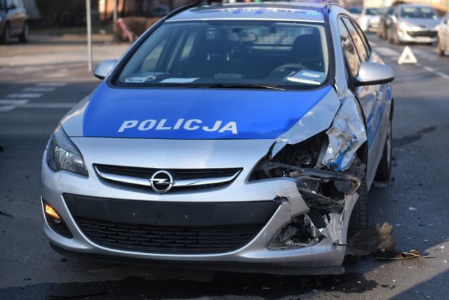 W piątek na skrzyżowaniu ulic Przybyszewskiego i Szamarzewskiego w Poznaniu pijany kierowca rozbił policyjny radiowóz, który jechał na interwencję.

Więcej: 
Pijany kierowca rozbił radiowóz w Poznaniu