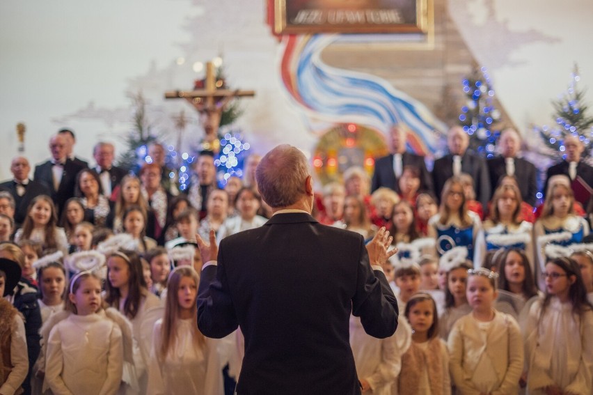 Koncert chórów „Gwiazdo świeć, kolędo leć…" na zakończenie kolędowania w Stalowej Woli. Zobacz zdjęcia