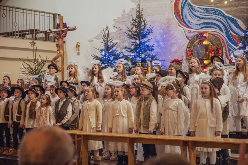 Koncert chórów „Gwiazdo świeć, kolędo leć…" na zakończenie kolędowania w Stalowej Woli. Zobacz zdjęcia