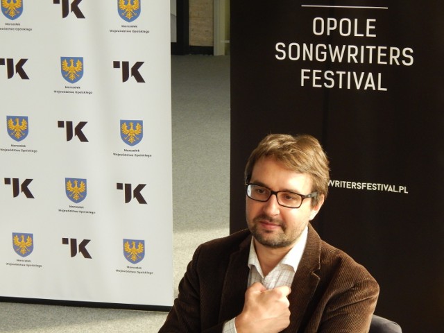 Roman Szczepane, dyrektor Opole Songwriters Festival podczas konferencji prasowej.