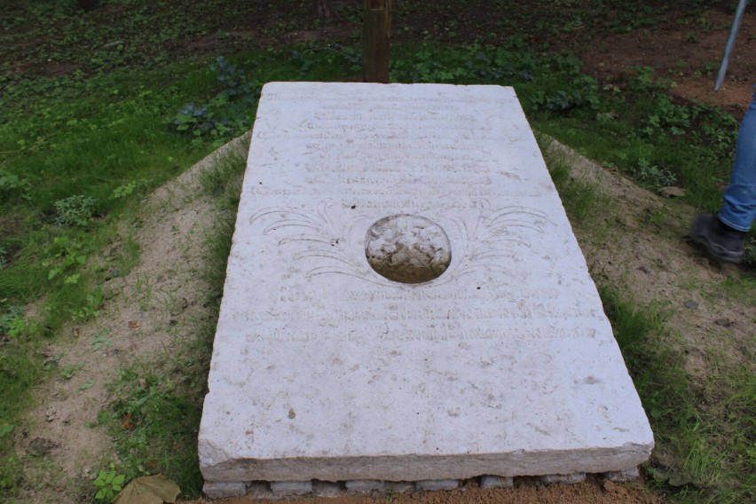 Podczas ekshumacji cmentarza ewangelickiego w Wiągu wydobyto...