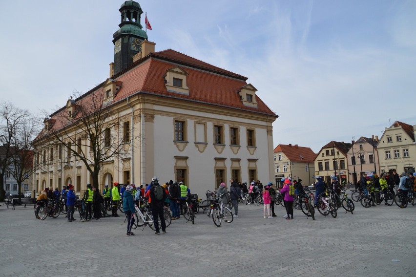 Start rajdu rowerowego z okazji powitania wiosny w Rawiczu (18.03.2023)