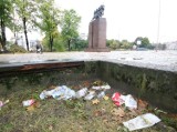 Pety i butelki zaśmiecają trawnik przy Pomniku Czynu Legionowego w Kielcach