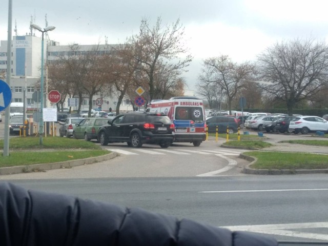 Z powodu szlaban&oacute;w, przy wjeździe pod szpital w Inowrocławiu tworzą się kolejki aut. Stoją w nich także karetki z chorymi