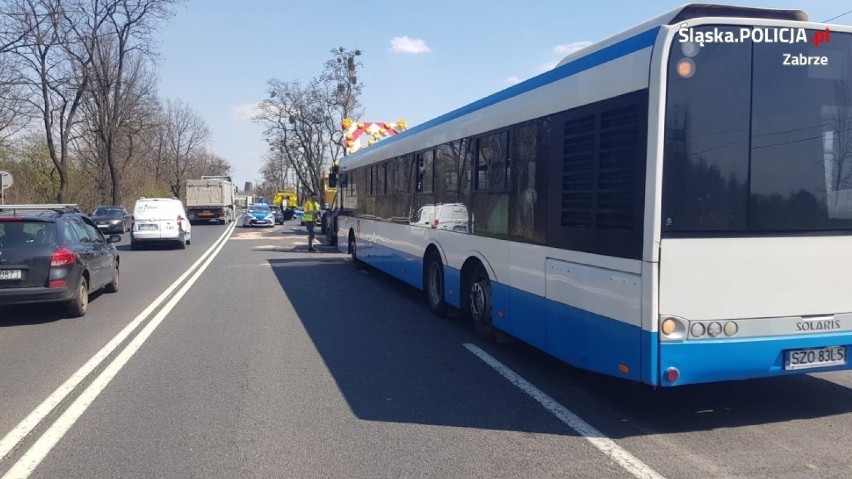 Wypadek autobusu na trasie z Zabrza do Bytomia. Wjechał w samochód techniczny. Są ranni