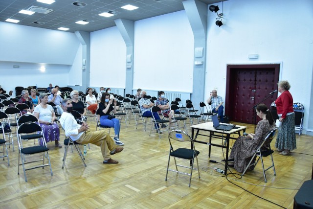 Spotkanie Uniwersytetu Trzeciego Wieku w Żninie. Pierwszy wykład wygłosiła Jadwiga Jelinek.