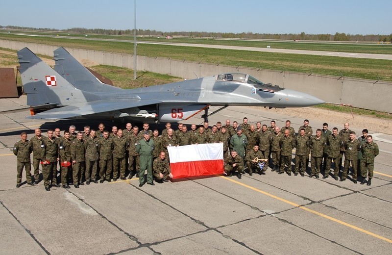 2 maja żołnierze PKW Orlik 4 zrobili pamiątkowe zdjęcie z...