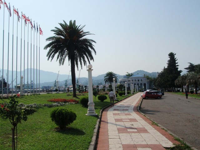 Zobacz Batumi. Tam wódka leje się z fontanny