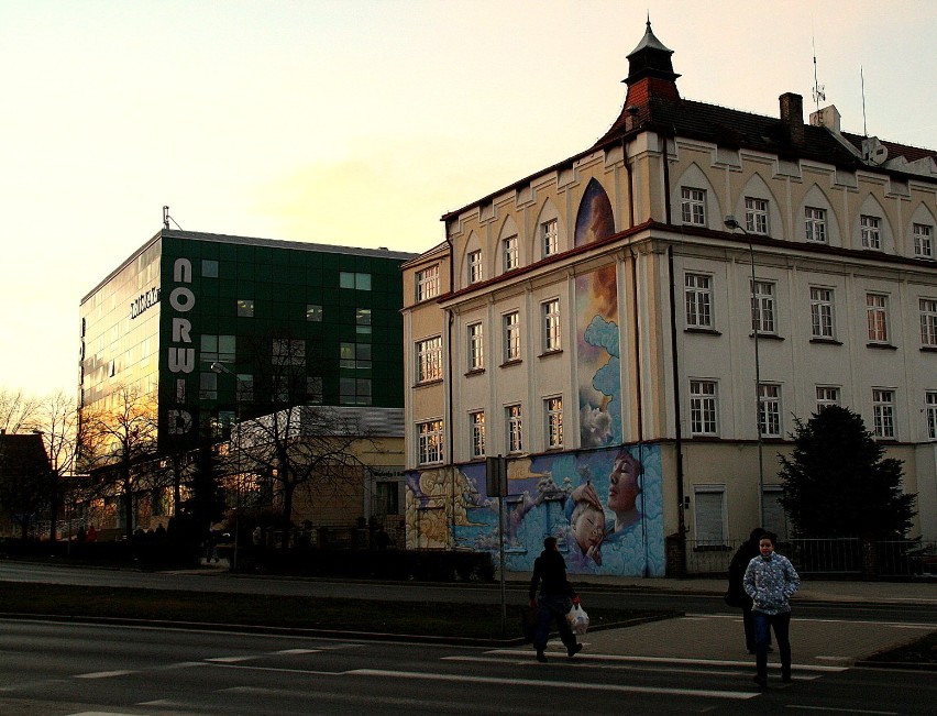 Elżbietanki i biblioteka w zachodzącym słońcu