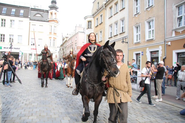 Jesienią 2016 roku na Rynek wjechał książę Kazimierz I Opolski. W sobotę czeka nas podobna historyczna inscenizacja.