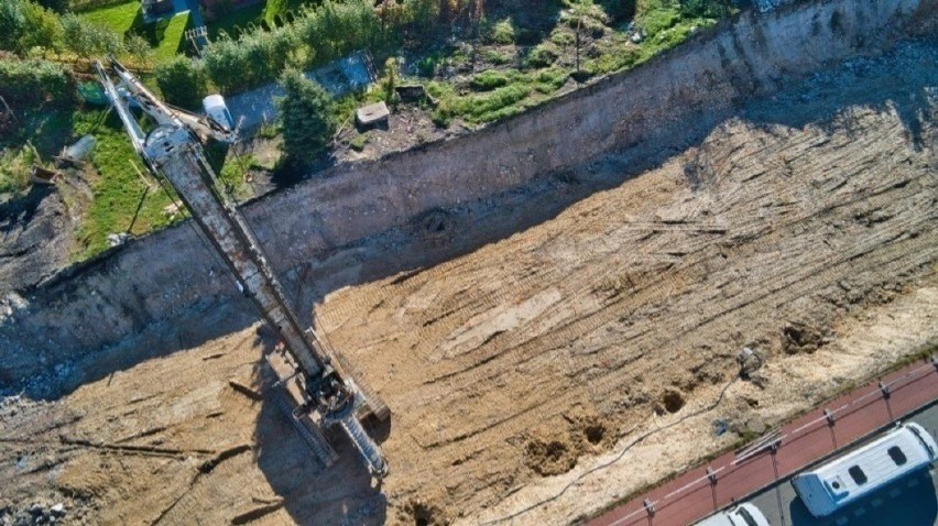 Znów trwają prace przy budowie bloku na ulicy Kościelnej w Starachowicach. Były kłopoty, ale ma być gotowy za rok. Zobacz zdjęcia i film