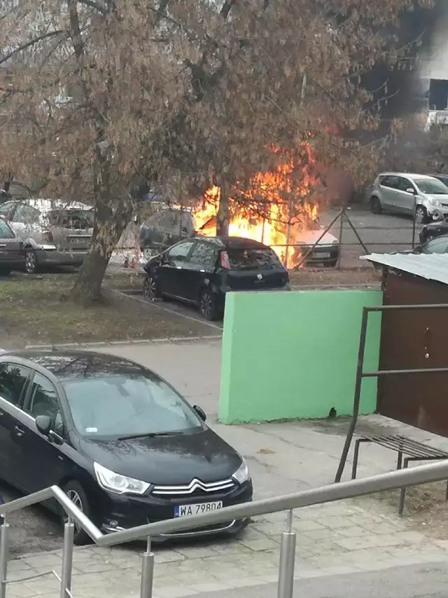 Płonące auta na Białołęce. Samochód zajął się od drugiego [ZDJĘCIA]