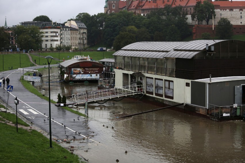 Alarm powodziowy w Małopolsce. Zalane Bulwary Wiślane w...