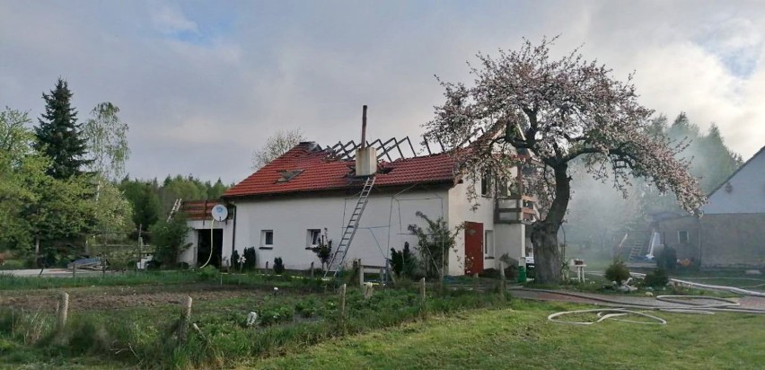 Biernatka. Pożar doszczętnie strawił poddasze domu jednorodzinnego