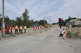 Raptem 2 lata temu budowali drogi, dziś je rozbierają. Co się dzieje w Kochcicach?