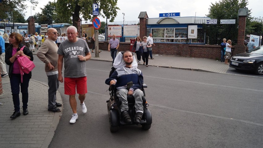 "Wózkiem przez Polskę". Niepełnosprawny Bartek dotarł do...