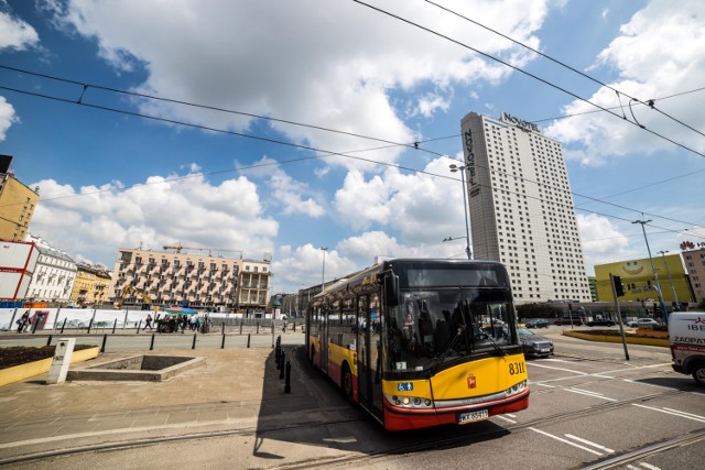 Z danych raportu wynika,że 1079 warszawskich pojazdów wyposażonych jest w klimatyzację. Co ciekawe, więcej autobusów wyposażonych jest w chłodzenie powietrza niż w monitoring. Tylko 995 autobusów posiada system rejestrowania obrazu.