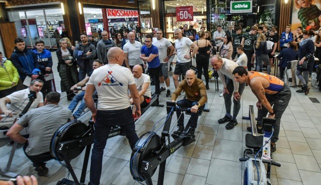 W Centrum Handlowym &quot;Rondo&quot; w Bydgoszczy przy ul. Kruszwickiej 1 odbyło się Wiosłowanie dla Wielkiej Orkiestry Świątecznej Pomocy. Mieszkańcy grodu nad Brdą, sportowcy, politycy pokonali łącznie na ergometrze 163 km, co dało 2. miejsce w rywalizacji  ośmiu miast. Na taki dystans złożyła się praca 326 os&oacute;b. To rekord, bo rok temu dystans 151,5 km wypracowało 303 bydgoszczan.
Triumfatorem w 2020 roku okazał się Toruń: 164,5 km oraz 329 os&oacute;b. Rywalizacja trwała 10 godzin.
ZOBACZ ZDJĘCIA ZE ZMAGAŃ W CH Rondo w Bydgoszczy &gt;&gt;&gt;&gt;&gt;&gt;