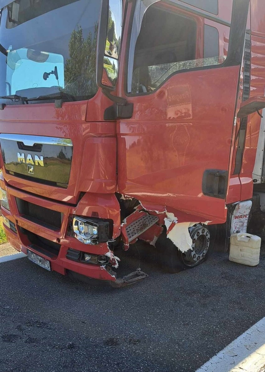 Wypadek na drodze krajowej nr 94 pod Krakowem. Zderzyły się trzy pojazdy ciężarowy i dwa osobowe. Droga krajowa zablokowana na wiele godzin