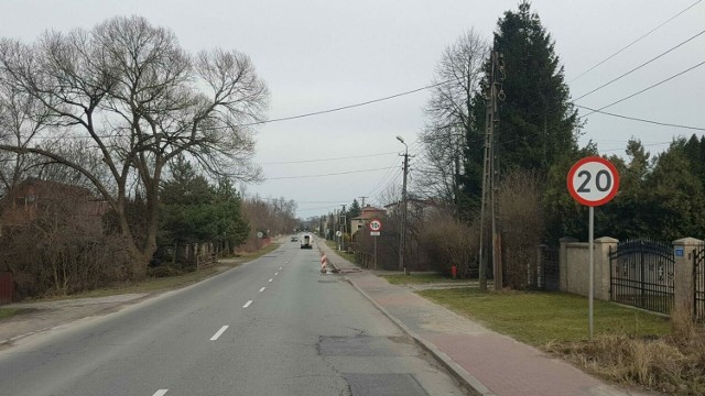 W Dąbrowie Górniczej - Tucznawie na ul. Idzikowskiego wprowadzony został zakaz przejazdu dla samochodów o wadze powyżej 10 ton, a samochody osobowe muszą zwolnić do 20 km/h

Zobacz kolejne zdjęcia/plansze. Przesuwaj zdjęcia w prawo naciśnij strzałkę lub przycisk NASTĘPNE