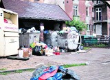 Gdańsk: Dolny Wrzeszcz - tutaj turyści robią sobie zdjęcia przy śmietniku
