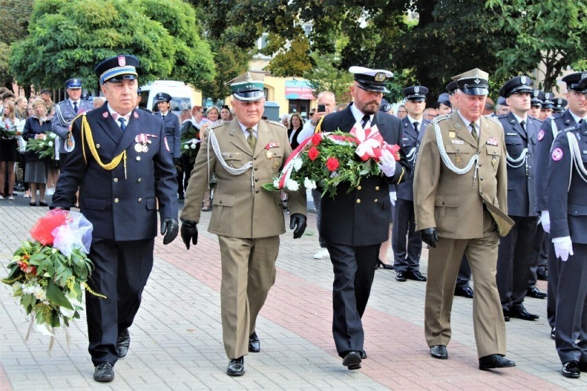 Delegacja pleszewska składa kwiaty pod pomnikiem bitwy nad Bzurą