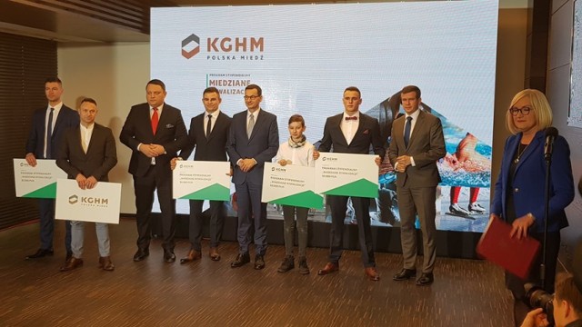 KGHM Polska Miedź S.A, w obecności Premiera Mateusza Morawieckiego i Ministra Sportu i Turystyki Witolda Bańki, zainaugurował „Miedziane Rywalizacje”. Nowy program skierowany jest do utalentowanych polskich sportowców. Każdy z beneficjentów otrzyma indywidualne wsparcie finansowe. W 2019 roku miedziowy gigant przeznaczy na wspomaganie polskiego sportu kilkadziesiąt milionów złotych.

Stypendia dla 15-stu sportowców, wybranych we współpracy z Ministerstwem Sportu i Turystyki, pozwalają zawodnikom skupić się na treningach i dążeniu do najlepszych wyników. Beneficjentami programu w 2019 roku zostali: Tomasz Bartnik (strzelectwo), Damian Bieniek (kolarstwo), Mateusz Biskup (wioślarstwo), Klaudia Breś (strzelectwo), Monika Chabel (wioślarstwo), Natalia Czerwonka (łyżwiarstwo szybkie), Joanna Dittmann (wioślarstwo), Radosław Kawęcki (pływanie), Kacper Kłos (podnoszenie ciężarów), Arkadiusz Michalski (podnoszenie ciężarów), Aleksandra Mierzejewska (podnoszenie ciężarów), Jakub Murias (kolarstwo), Adrian Tekliński (kolarstwo), Ewa Trzebińska (szermierka), oraz Mirosław Zientarski (wioślarstwo).