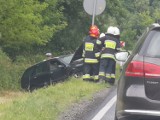 Wypadek na DK16 w Kłódce. Samochód wpadł do rowu [zdjęcia]