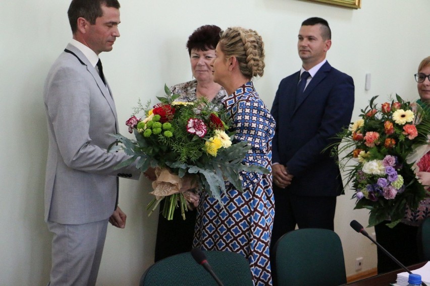 Burmistrz Dobrzynia nad Wisłą z absolutorium. Piotr Wiśniewski prócz kwiatów dostał także "prezent" [zdjęcia]