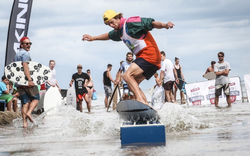 Skimboarding to sport wodny polegający na ślizgu na desce...